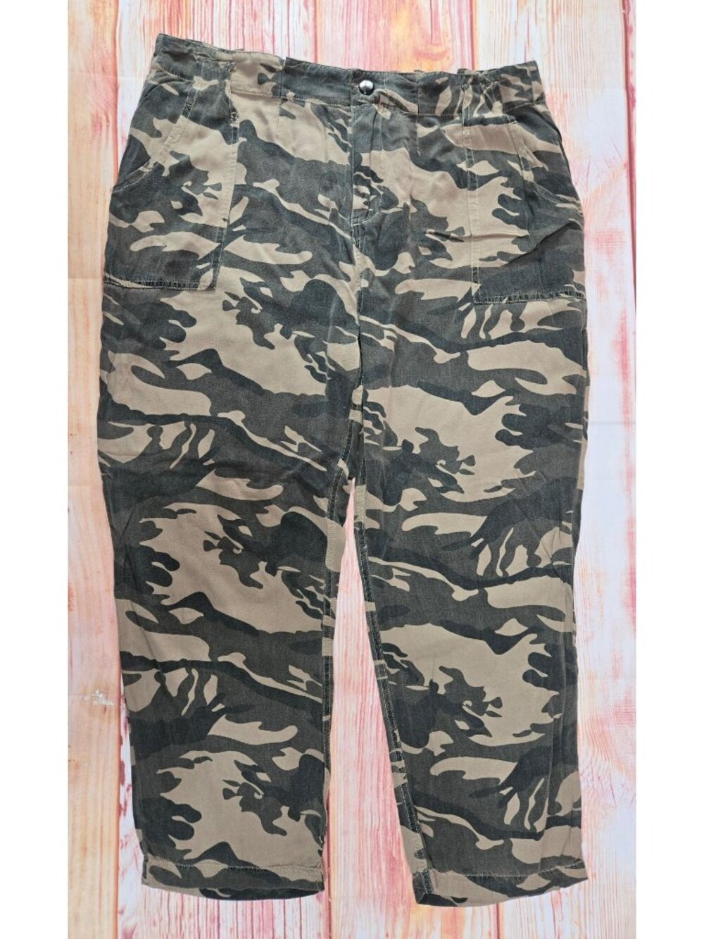 Miss Me Camo Casual Capri Pants Size Large - Picture 2 of 8